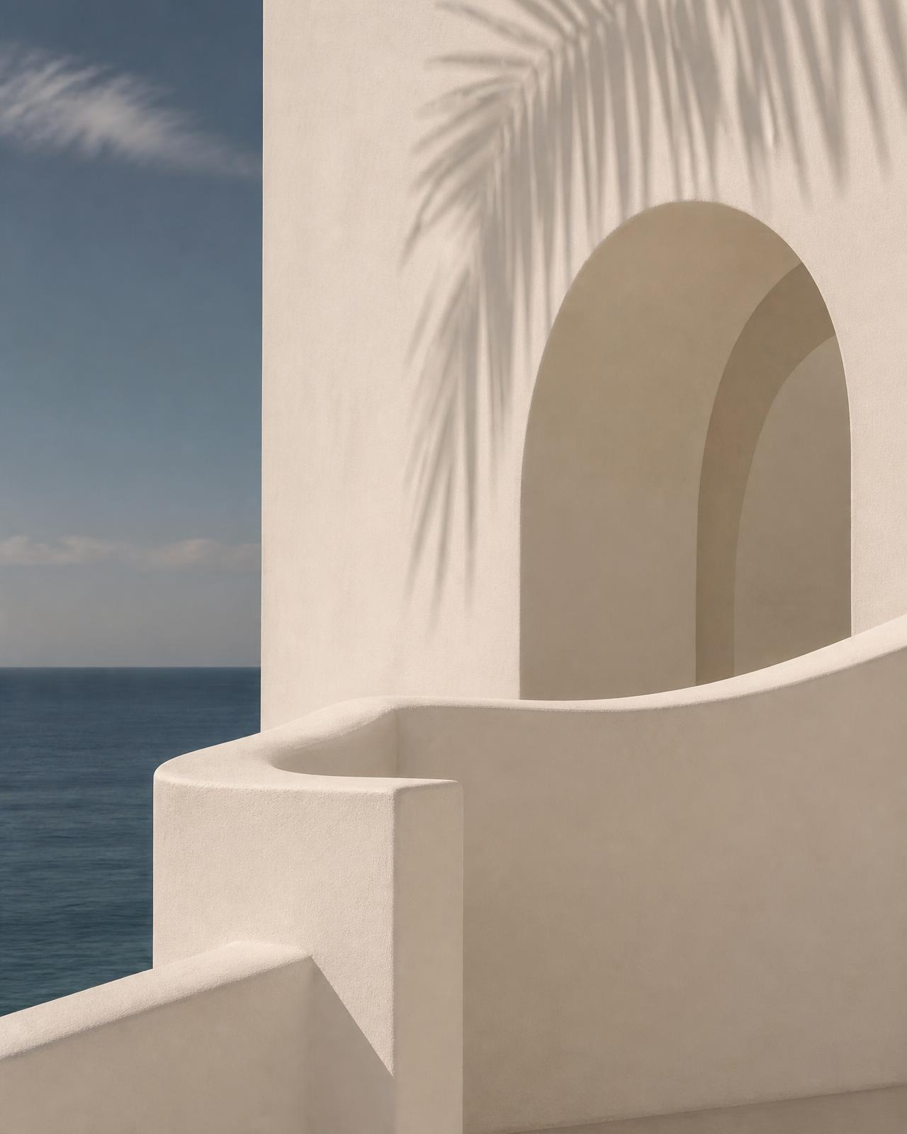 Arquitectura mediterránea blanca en Marbella con vistas al mar y sombra de palmera